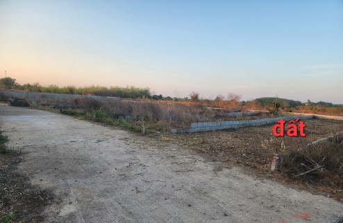Cần bán lô đất nền thuộc xã Láng Dài, huyện đất đỏ 5x30 có 100m2 thổ cư giá 700tr